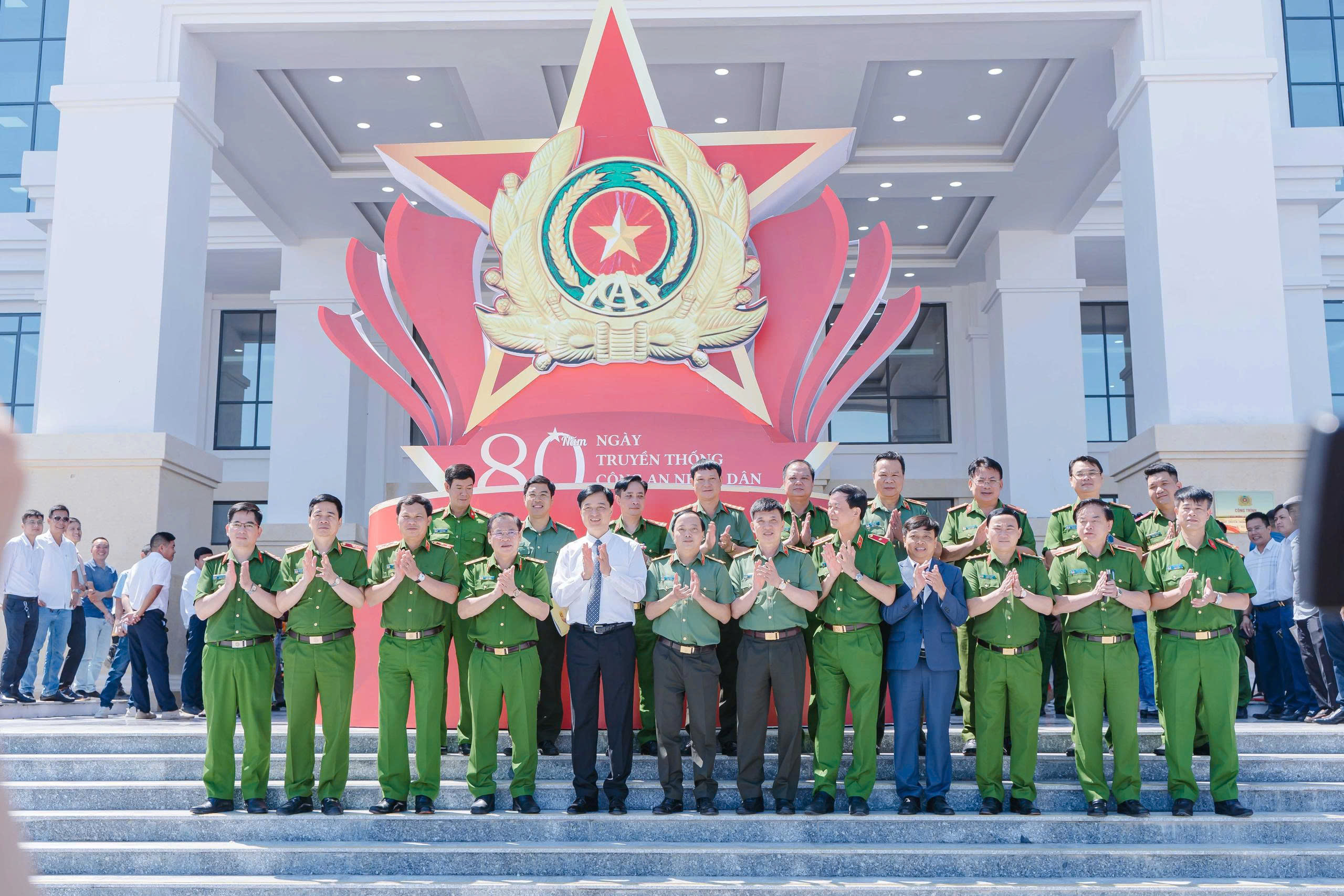 Ủy viên Bộ Chính trị đến dự và trao bằng khen tại Lễ khánh thành và găns biển tên công trình Trại Giam Bộ Công An T16