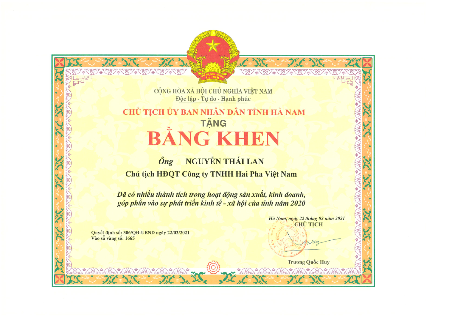 Lãnh đạo công ty được Chủ tịch UBND tỉnh Hà Nam khen thưởng thành tích đóng góp phát triển kinh tế tỉnh